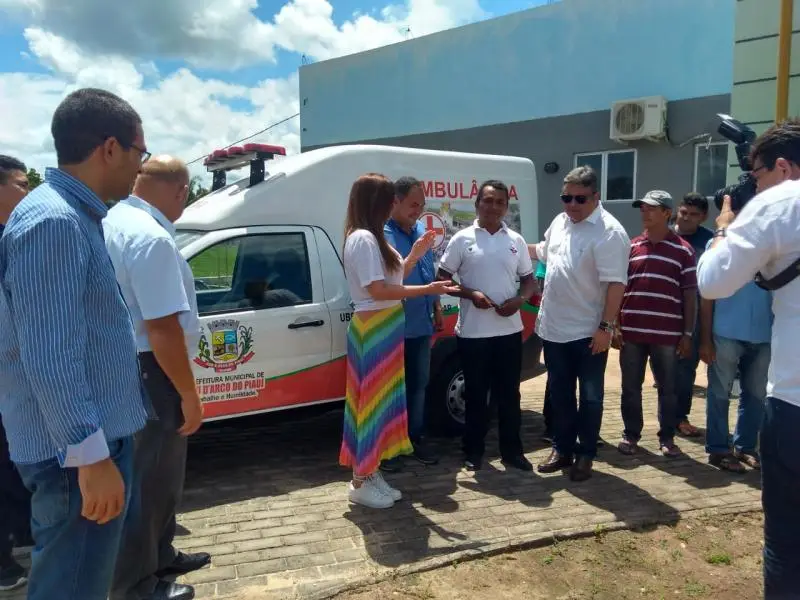 ENtrega de ambulância na localidade Vaquejador