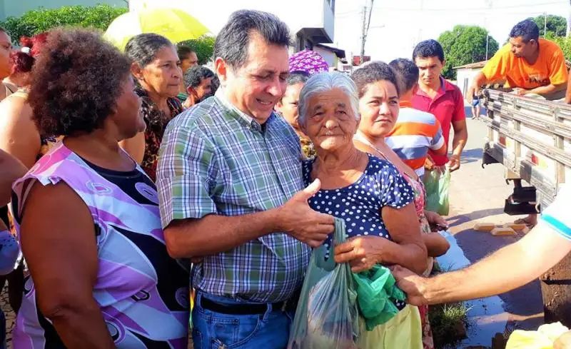 Prefeito Genival Bezerra entregando peixes a populares.