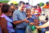 Prefeito Genival Bezerra entregando peixes a populares. (Foto: Ascom)
