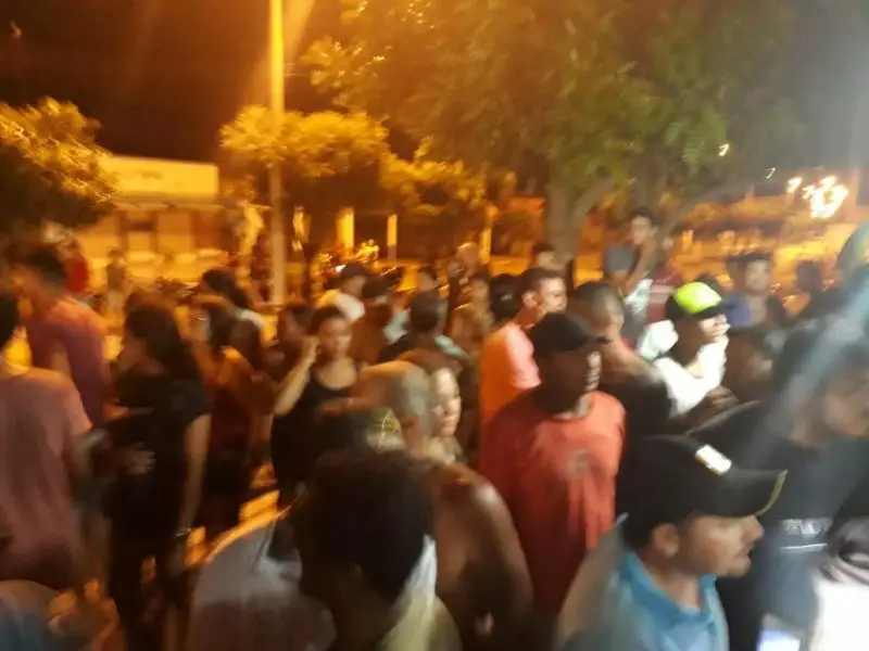 População em frente ao GPM de São João do Arraial (Foto: reprodução/redes sociais)
