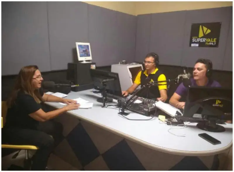 Prefeita Vilma Lima, na rádio super vale FM  (Foto: Ascom)