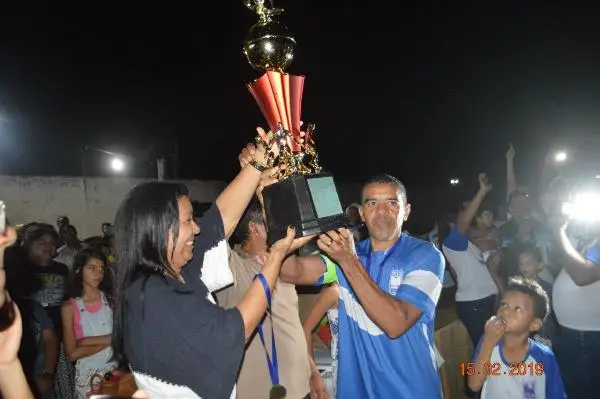 O campitão do 13 de maio Popô recebendo a taça de campeão