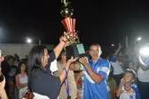 O campitão do 13 de maio Popô recebendo a taça de campeão (Foto: Ascom)