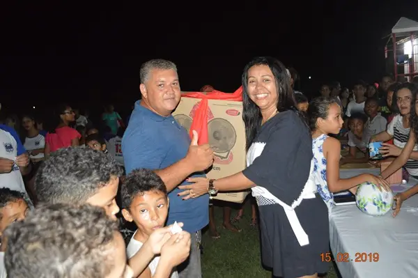 Prefeita Doquinha entregando brinde ao ganhador de sorteio