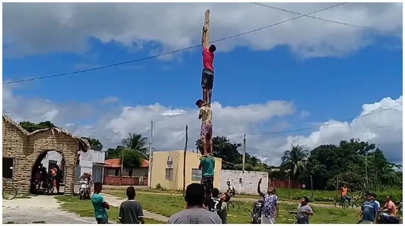 "Pirâmide humana" para subir no "pau-de-sebo" (Foto:Leônidas Silva)
