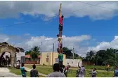"Pirâmide humana" para subir no "pau-de-sebo" (Foto:Leônidas Silva) (Foto: )
