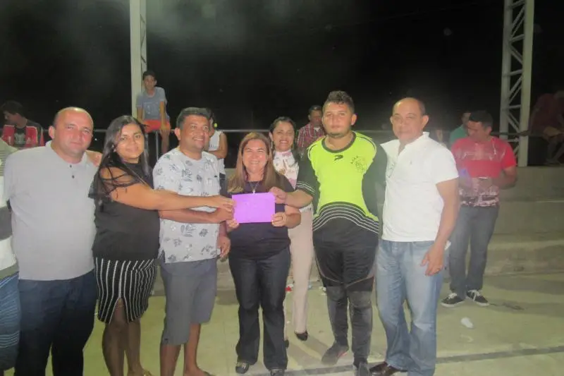 Prefeita Vilma Lima, vereadora Socorro Barbosa, secretários Abdoral Melo e Miguel Rodrigues entregando a premiação de Campeão do quadrangular do trabalhador, para o treinador Françoir e o goleiro Louro, do time do Galácticos  (Foto: Leônidas Silva)