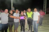 Prefeita Vilma Lima, vereadora Socorro Barbosa, secretários Abdoral Melo e Miguel Rodrigues entregando a premiação de Campeão do quadrangular do trabalhador, para o treinador Françoir e o goleiro Louro, do time do Galácticos  (Foto: Leônidas Silva) (Foto: )