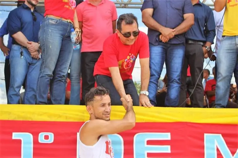 Prefeito Genival Bezerra entregando a premiação.