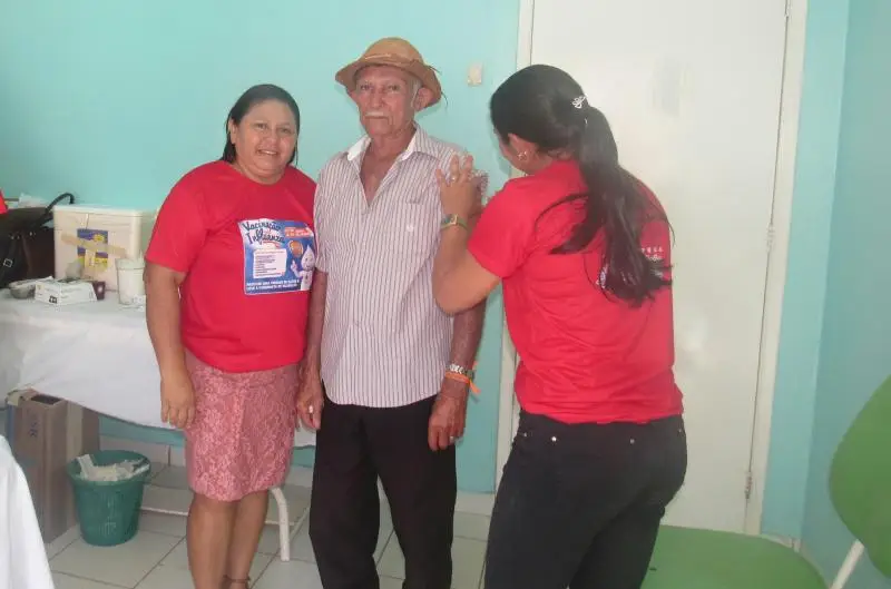 Secretária de saúde Alcioneida Lopes acompanha os trabalhos de vacinação, na UBAS (Foto: Leônidas Silva)