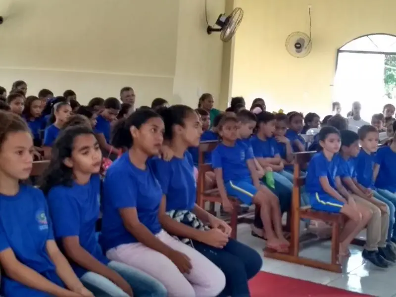 Estudantes participam de missa