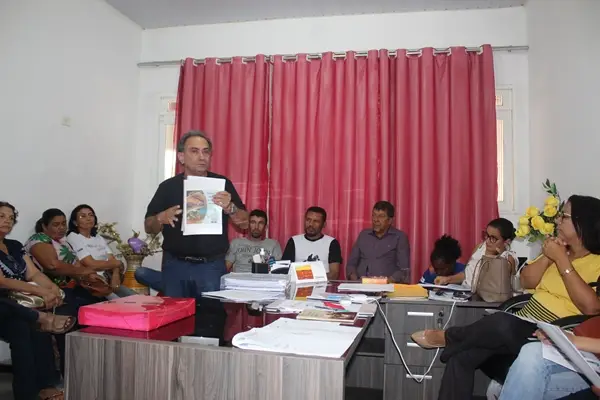 Professor Egnard apresentando ideias