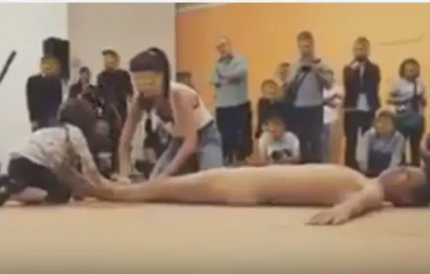 Performance com homem nu no MAM gera polêmica