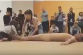 Performance com homem nu no MAM gera polêmica (Foto: Jornal do Brasil)
