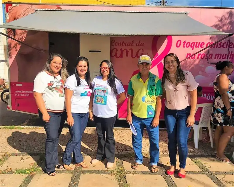 Secretária de saúde Socorro Machado ao lado da Coordenadora Ana Carolina e ACS.