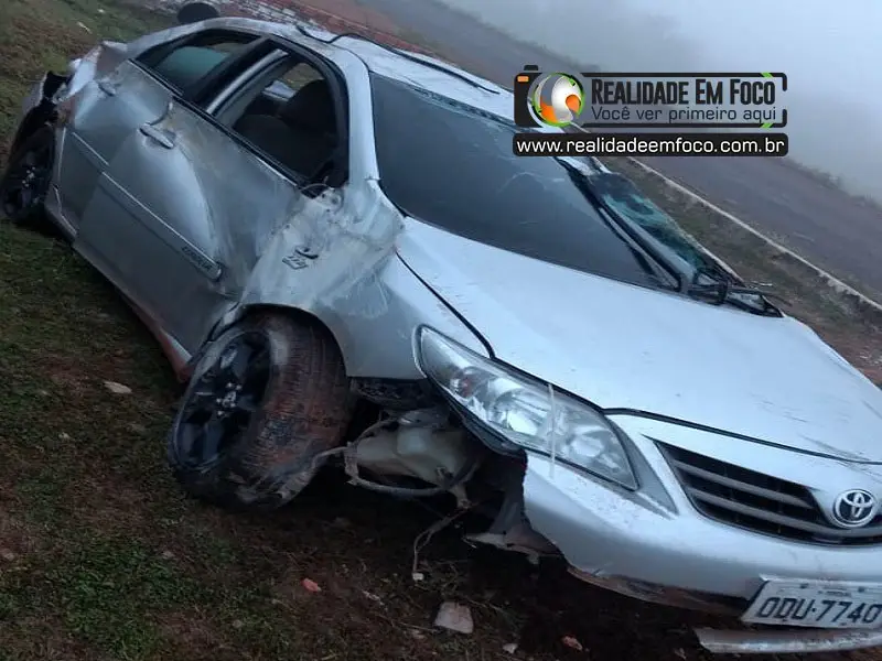 Foto:Reprodução - Carro modelo Toyota/Corolla que capotou e saiu da pista.