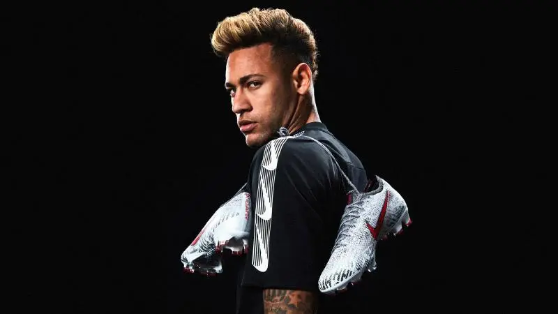 Foto: Reprodução - Neymar em ensaio fotográfico com chuteira.
