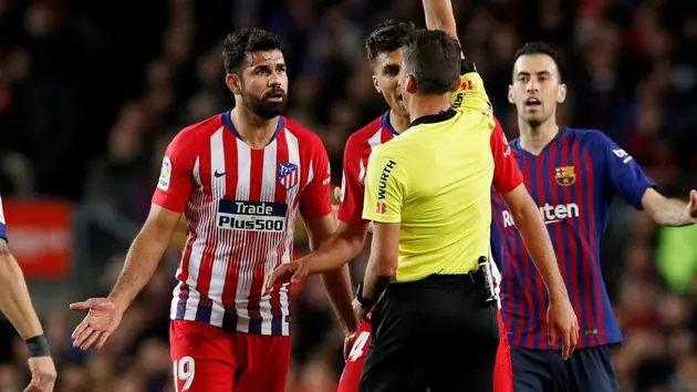 Foto: La Liga - Na imagem, Diego Costa em partida contra o Barcelona.