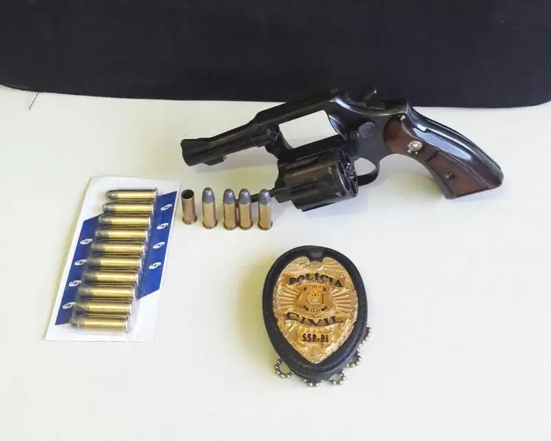 Foto: Divulgação/Polícia Civil - Arma e munições apreendidas.
