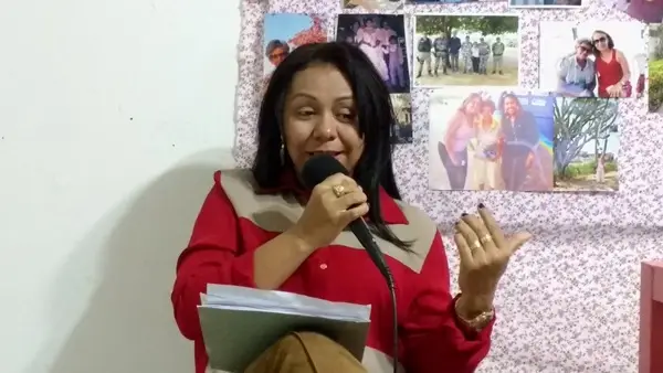 Prefeita Doquinha concedendo entrevista na Rádio Luzes FM