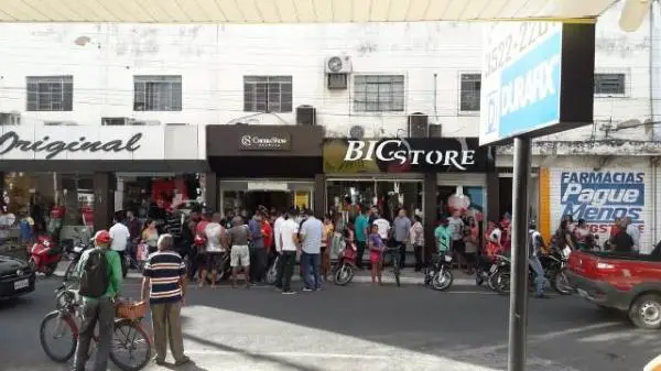 Foto:Divulgação - Aglomeração de pessoas em frente a loja Cacau Show em Floriano.