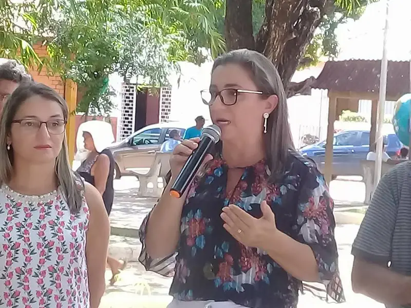 Elizângela Amorim, à esquerda, ao lado de sua irmã a prefeita Vilma Amorim.