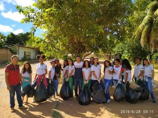 Alunos cuidadndo do meio ambiente