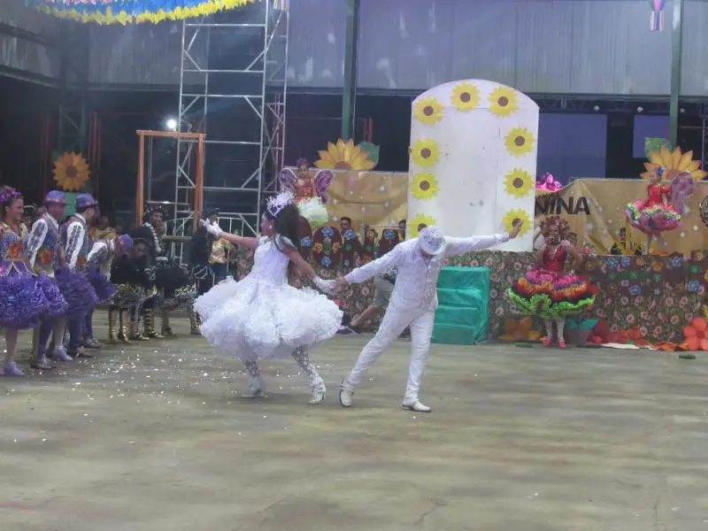 "Noivos" da quadrilha "Dona Junina", de São João do Arraial (Foto: Leônidas Silva)