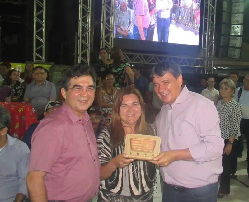 Prefeita Vilma Lima e deputado Francisco Limma entregam o troféu ao governador Wellington Dias, que também foi radialista (Foto: Leônidas Silva)
