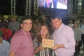 Prefeita Vilma Lima e deputado Francisco Limma entregam o troféu ao governador Wellington Dias, que também foi radialista (Foto: Leônidas Silva) (Foto: )