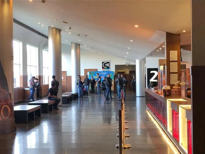Homem foi morto a tiros dentro de sala de cinema que exibia filme infantil em Dourados — Foto: Diogo Nolasco/TV Morena