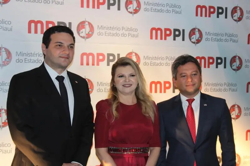 Carmelinda Moura ao lado do Presidente da OAB Celso Barros e tesoureiro Einsten Sepúlveda 