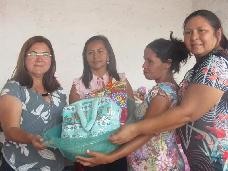 Prefeita Vilma Lima, Secretária de Assistência social Zélia Oliveira e secretária de saúde Alcioneida Lopes entregam enxoval para uma das mães beneficiadas.  (Foto: Leônidas Silva)
