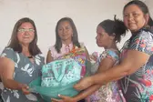 Prefeita Vilma Lima, Secretária de Assistência social Zélia Oliveira e secretária de saúde Alcioneida Lopes entregam enxoval para uma das mães beneficiadas.  (Foto: Leônidas Silva) (Foto: )