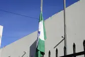 Bandeira à meia-haste representando luto. (Foto: ASCOM Inhuma)