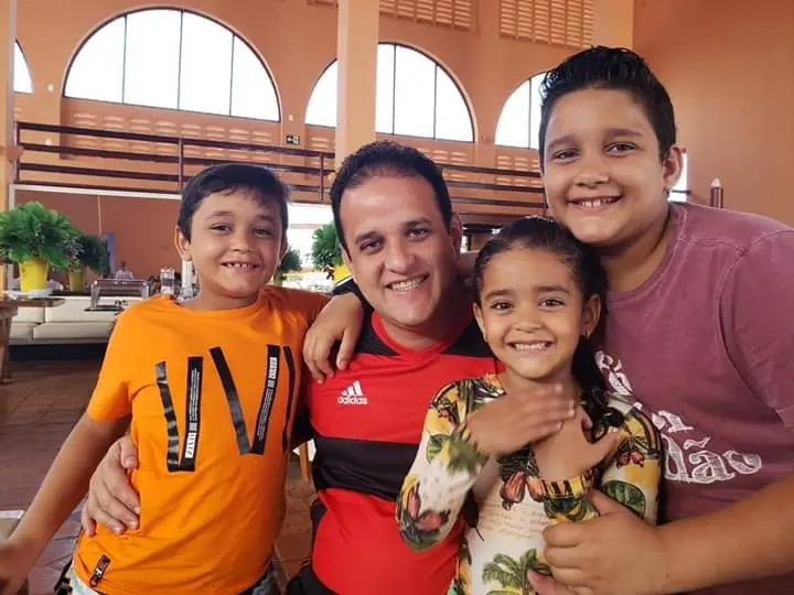 Prefeito Diego Teixeira com seus filhos 
