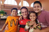 Prefeito Diego Teixeira com seus filhos  (Foto: PORTAL C7 )