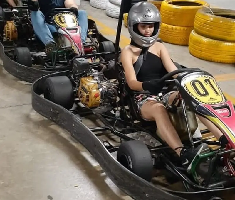 Jovem que sofreu o escalpelamento foi fotografada momentos antes do acidente na corrida de kart, no Recife — Foto: Reprodução/WhatsApp