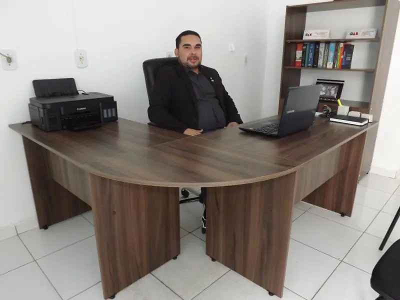 Advogado Juliano Cavalcanti em seu novo escritório em Amarante