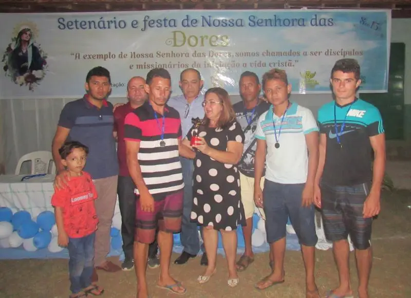 Prefeita Vilma Lima entregando a premiação para o time campeão do torneio dos pais  (Foto: Leônidas Silva)