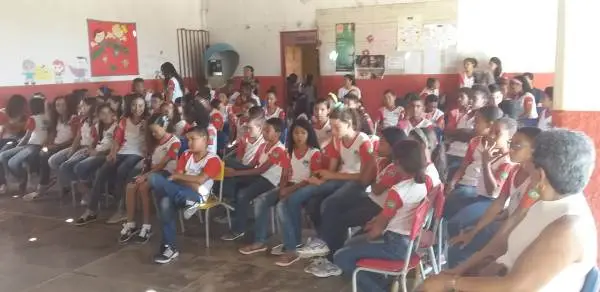 Alunos ouvindo a palestra