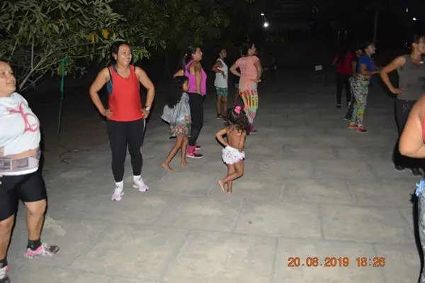 Prefeita Doquinha fazendo as atividades de zumba
