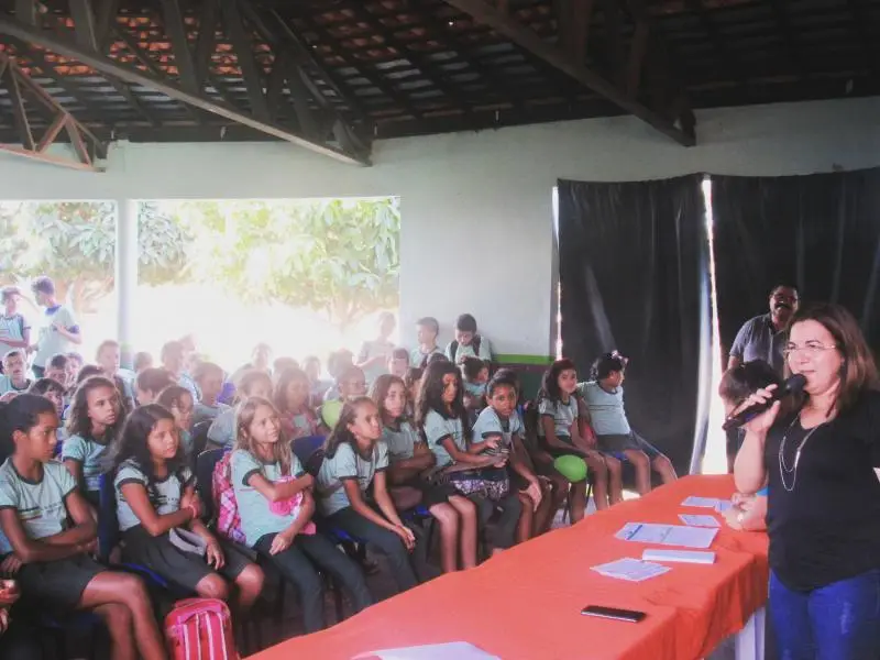 Prefeita Vilma Lima, conversando com os estudantes (Foto: Leônidas Silva)