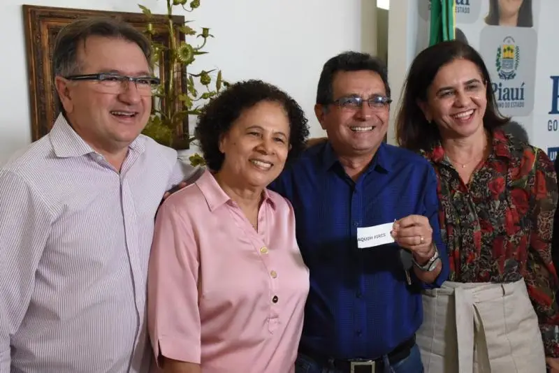 Prefeito Genival Bezerra ao lado da primeira-dama Lêda Miranda e gestores estaduais.