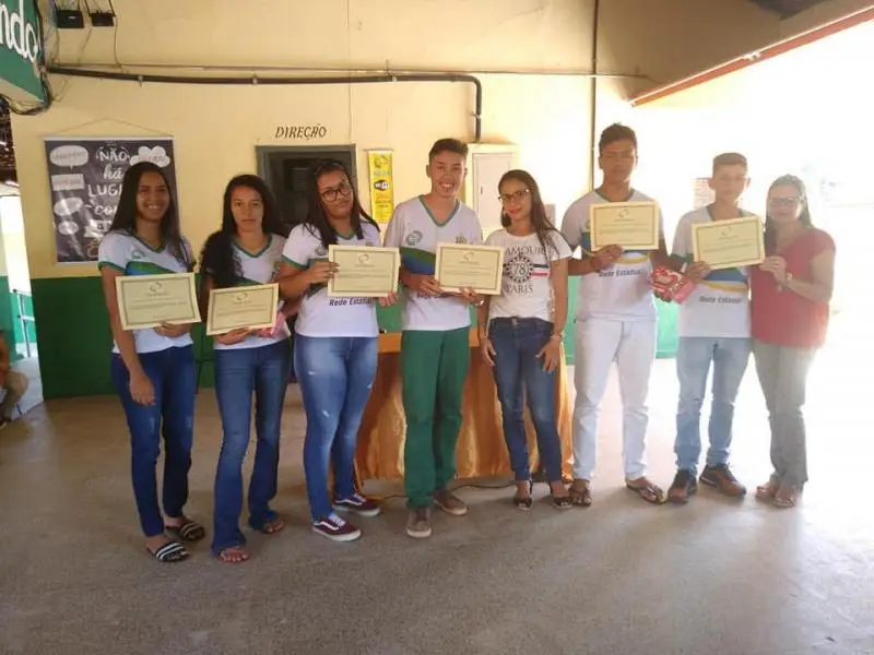 Alunos sendo premiados pelos professores da rede estadual de ensino
