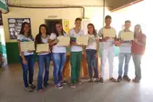 Alunos sendo premiados pelos professores da rede estadual de ensino (Foto: )