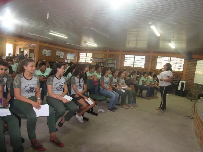 Secretária Rosinha Lima, conversando com os estudantes (Foto: Leônidas Silva)