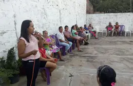 Secretária Zélia Oliveira, conversando com os pais (Foto: Ascom) (Foto: )