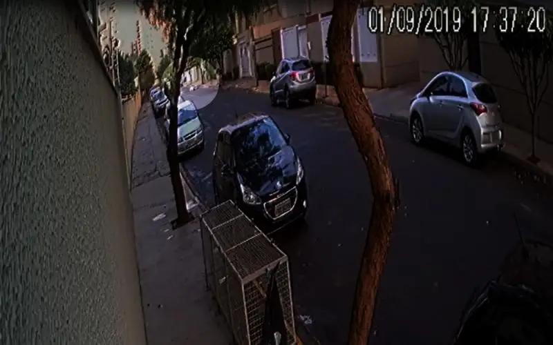 Imagem mostra empresário caído no asfalto após atropelamento em Ribeirão Preto — Foto: Reprodução/EPTV