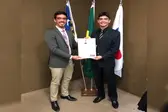 Thércio Tibúrcio recebendo a credencial da OAB (Foto: )